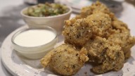Si tenés una lata de arvejas, hacete estos buñuelos rellenos de muzzarella que son un 10 para la picadita del finde