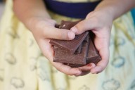 Robo insólito en Rusia: mujer detenida por comerse 223 chocolates