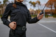 Buscan a una mujer acusada de matar a su abuela y apuñalar a otro familiar