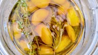 Como hacer ajos confitados en aceite: la receta de la conserva deliciosa y aromática