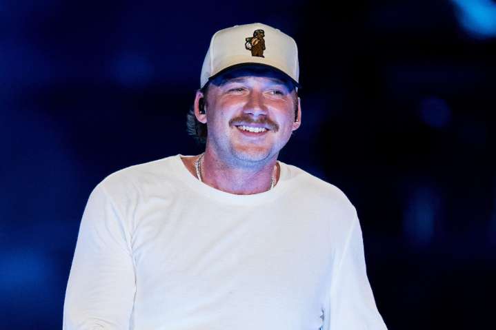 Morgan Wallen accidentally hits José Bautista's wife while recreating his bat flip