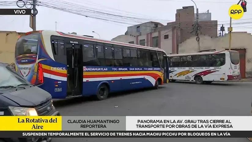Pasajeros no saben dónde abordar transporte público tras cierre de la avenida Grau
