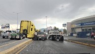 Choca tráiler contra puente y camioneta tras abrirse el cofre en periférico LEA de Saltillo
