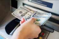 Cuánto cuesta sacar plata de un cajero automático del exterior tras la suba del dólar