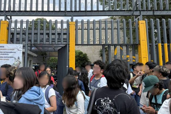 Evacúan Prepa 6 de la UNAM por amenaza de presunto aparato explosivo y mensaje alarmante