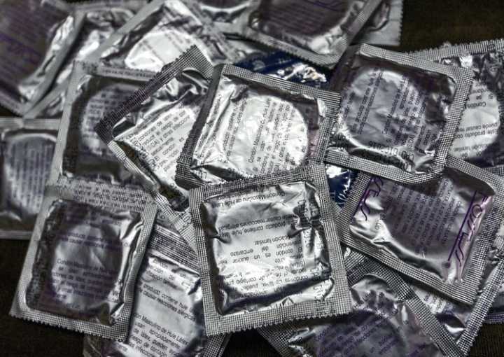 Cofepris alerta por condones falsificados