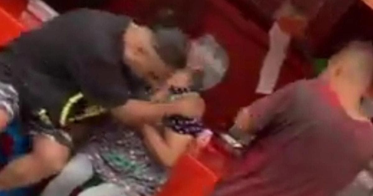 VIDEO | Acribillan a dos personas en San Juan Xalpa mientras comían en la calle