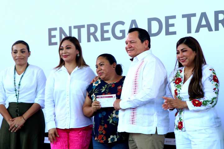 Madres autónomas de Yucatán reciben tarjetas para apoyo bimestral