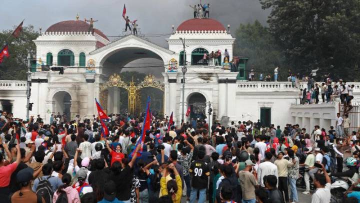 ¿Qué desató las mortales protestas en Nepal que terminaron con la renuncia del primer ministro?