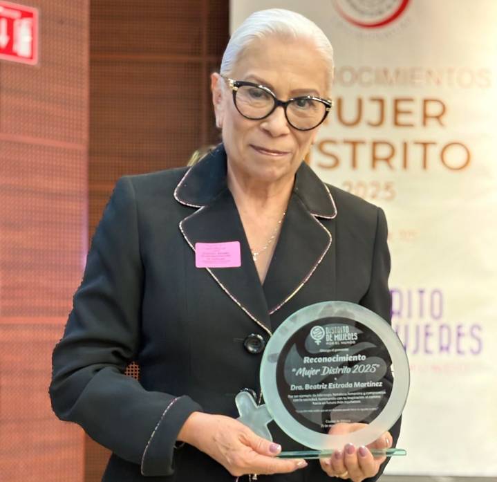 Dra. Beatriz Estrada recibe reconocimiento a la Mujer Distrito 2025 en el Senado