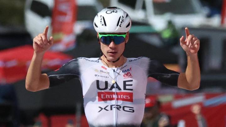 El UAE rescinde el contrato de Juan Ayuso y le afea la falta de “armonía” con el grupo