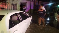 Rescatan a familia juarense que quedó atrapada en su vehículo tras inundación