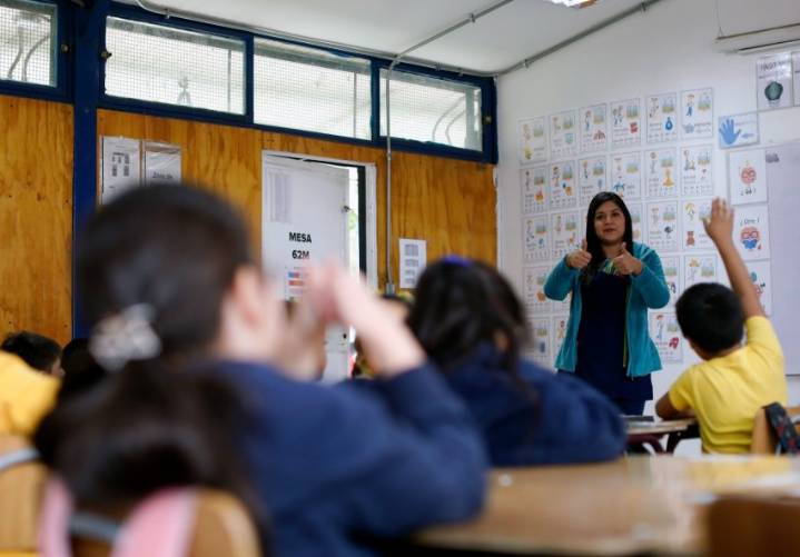 Senado aprueba en general proyecto que prohíbe uso de celulares en colegios: estos son los argumentos
