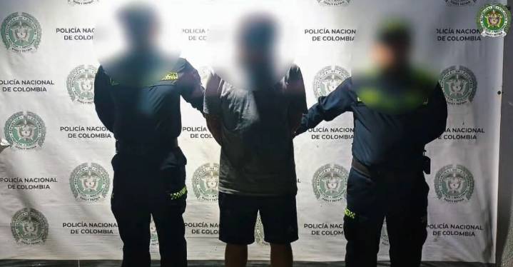 Capturan en Santa Marta a uno de los delincuentes más buscados de Bucaramanga La Policía Nacional dio un duro golpe al crimen organizado al capturar a alias ‘Peralta’, un peligroso integrante de la ba