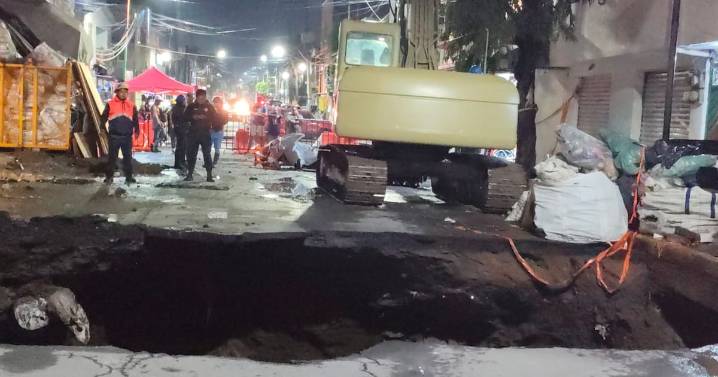 Socavón que se ‘tragó’ un camión en Iztapalapa crece a 14 metros y evacúan a familias