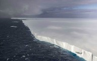 Video: El iceberg más grande del mundo comienza a romperse