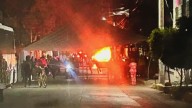 Vecinos incendian patrulla frente a casa de la alcaldesa de Nextlalpan
