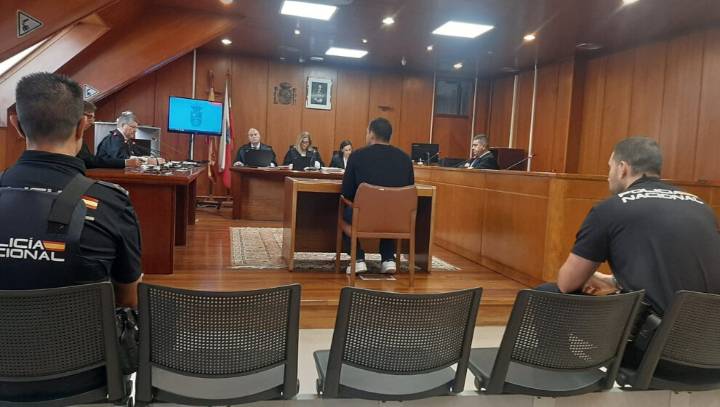 El acusado de agredir sexualmente a su hijastra admite los hechos y la pena se rebaja a 16 años y medio de cárcel