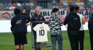 Jorge Amado Nunes recibió merecido homenaje en la previa del Universitario vs. Cusco FC ‘El cenizo’ Jorge Amado Nunes recibió un reconocimiento de Universitario, por su paso por el club crema.
