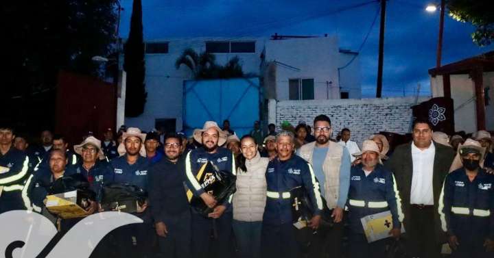 Ariadna Ayala entrega equipo a elementos de Servicios Públicos en Atlixco