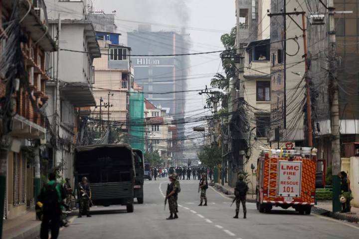 Soldados custodian el parlamento de Nepal y patrullan las calles tras dos días de protestas mortales