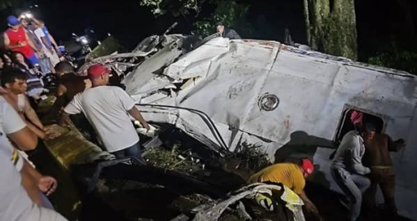 Tragedia en la carretera a Choroní: Un muerto y 25 heridos en devastador accidente.