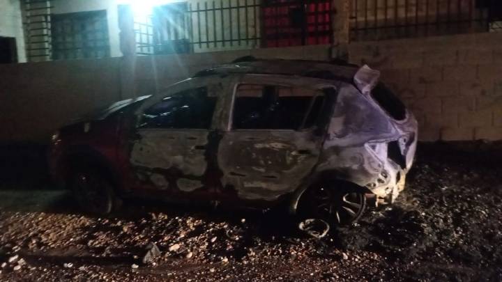 Incendio destruyó por completo un auto en la calle Mahuida