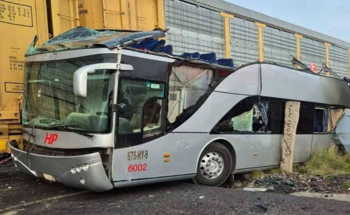 Tren en Atlacomulco embiste a autobús de pasajeros; reportan al menos 8 muertos y 45 lesionados