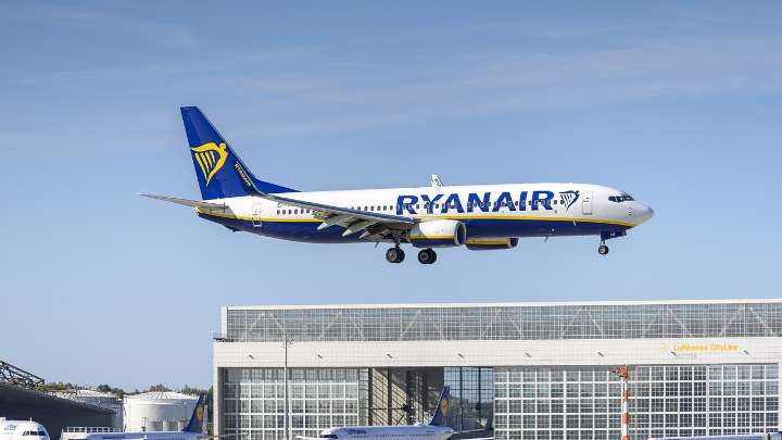 Ryanair dejará de volar en cuatro aeropuertos españoles y recortará un millón de plazas este invierno