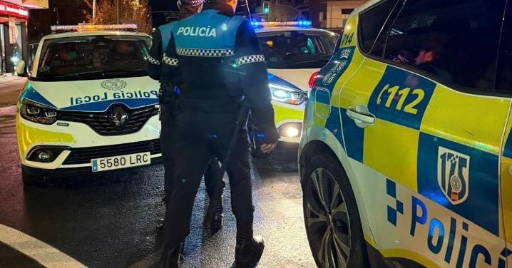 Se lleva por delante una señal en la Plaza de España, se da a la fuga y resulta positivo en alcohol