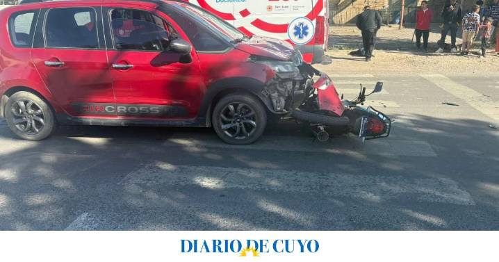 Quedó atrapado debajo de la trompa de una camioneta tras chocar y fue hospitalizado