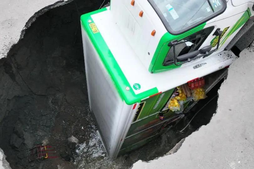 Socavón engulle un camión repartidor en la CDMX