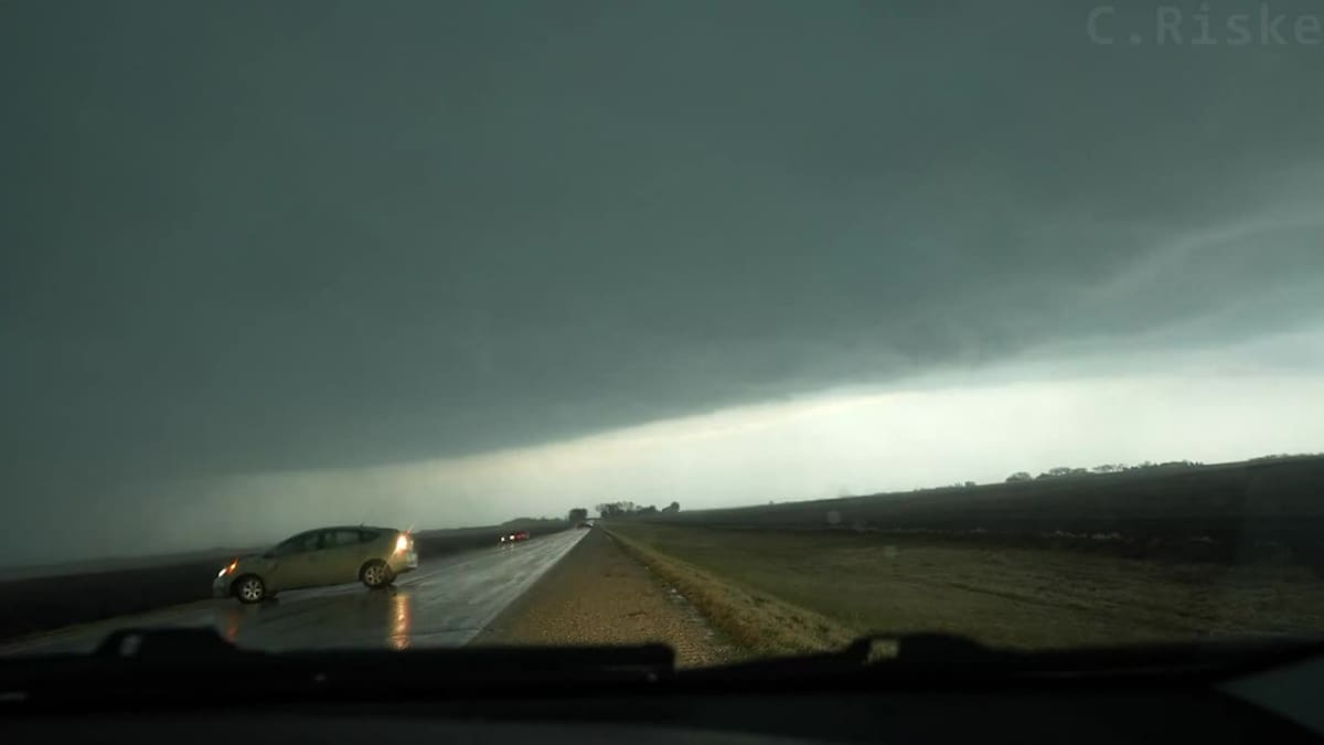 La "jaula invisible". Manejaba en medio de una tormenta, un rayo le pegó al auto y salió ileso