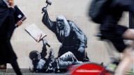 Banksy pinta un mural en la fachada del Tribunal de Londres tras detención de casi 900 personas en protesta a favor de Palestina