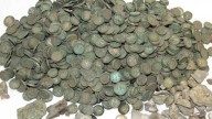Un grupo de amigos en Polonia hallan gracias a detectores de metales un tesoro medieval y un collar de oro de 1.800 años