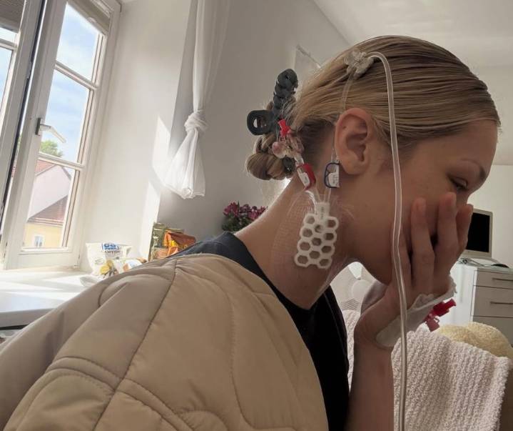 Mamá de Bella Hadid comparte fotos de ella hospitalizada pero el Internet la culpa por su estado de salud