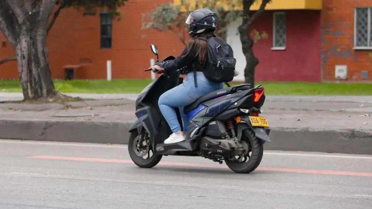 Este es el país donde las mujeres no pueden conducir: nueva ley les permitiría manejar moto
