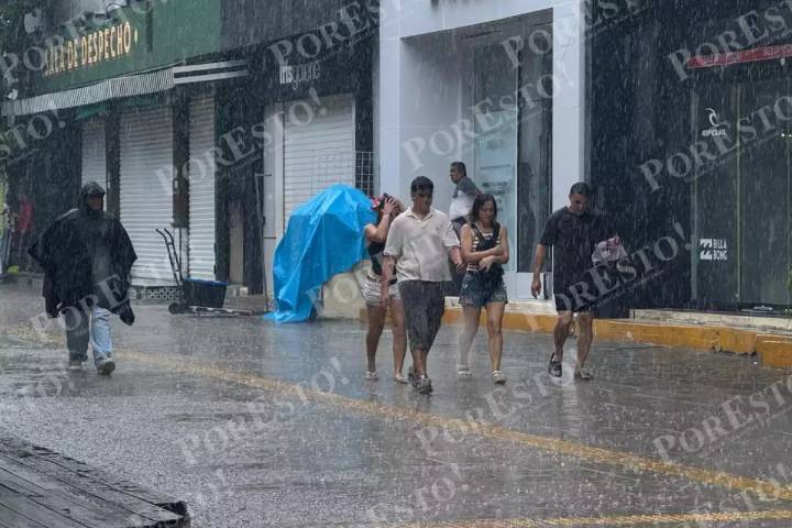 Ligera lluvia causa encharcamientos en Playa del Carmen