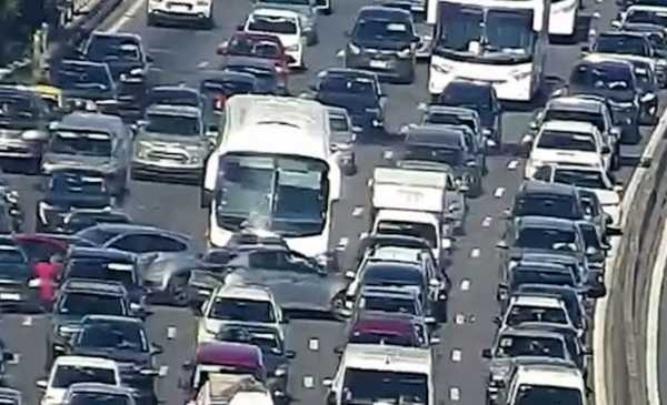 VIDEO del choque en cadena en General Paz: un micro y 10 autos