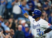 Salvador Pérez conecta 300 jonrones en la MLB