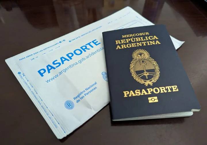 Fallas en pasaportes argentinos: el Gobierno reconoce miles de documentos defectuosos