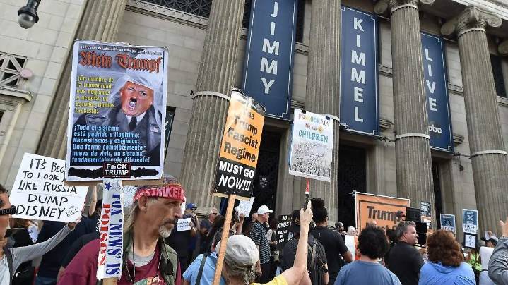 Protestan en Hollywood por la libertad de expresión tras retiro del show de Jimmy Kimmel