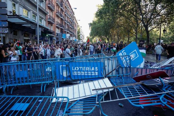 Caos en Madrid por protestas de propalestinos: manifestantes impidieron el paso a los ciclistas en la "Vuelta a España"