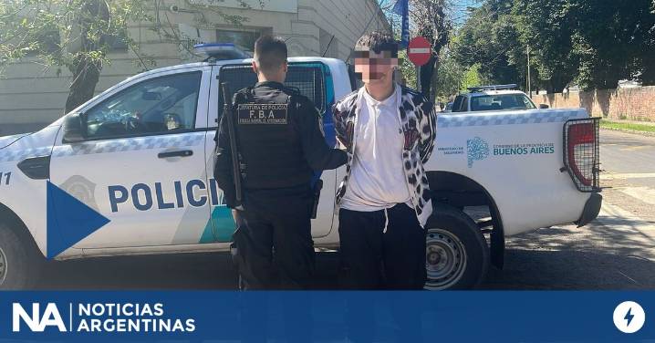 La Plata: robó flores para su enamorada, pasó corriendo frente a la Comisaría y fue detenido