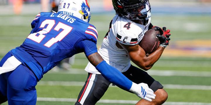 Tawee Walker scores go-ahead TD with 29 seconds left and Cincinnati defeats Kansas 37