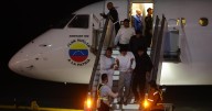 La dictadura de Maduro repatría a 185 venezolanos detenidos en EE.UU.