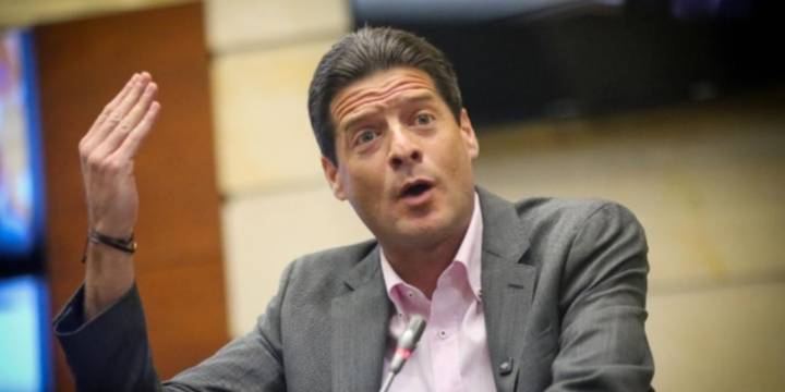 El regaño de Mauricio Gómez al ministro de Hacienda por su actitud durante discusión del presupuesto de 2026: “No se ría tanto”
