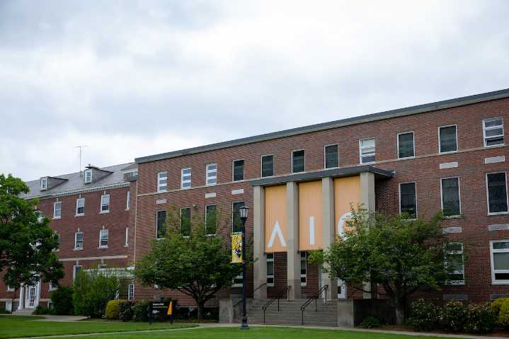 Las universidades de WMass aspiraban a estar “al servicio de los hispanos”