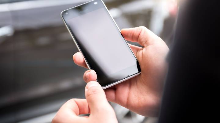 Cuidado si recibes este SMS: la Policía alerta de una nueva estafa que suplanta a los bancos