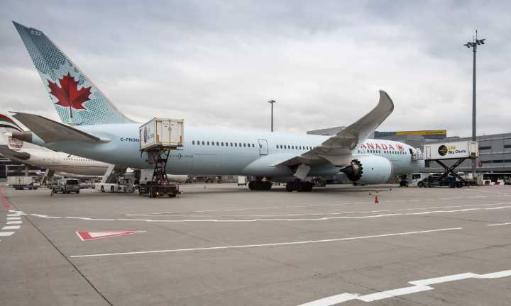 Safety work for minimum wage: Air Canada flight attendants reject offer